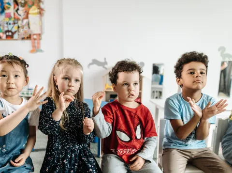 Kinderen oefenen gebaren in de klas
