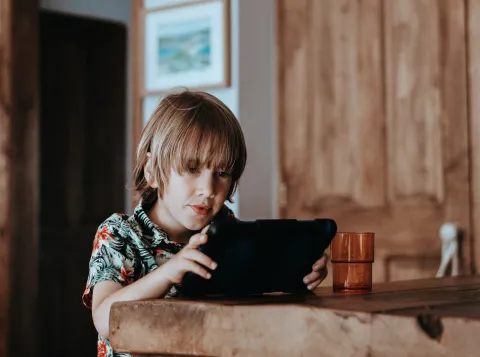 Een kind leest van een tablet