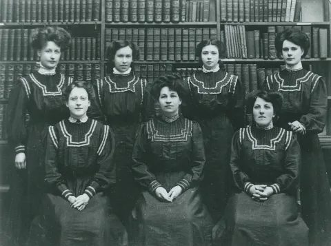 Curator Marion Frost surrounded by her all-female curatorial team (c.1908-1915)