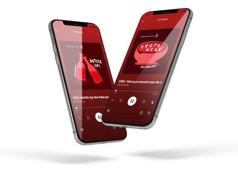 Twee mobiele telefoons met de podcasts Prutswerk en Bottle Up op het scherm