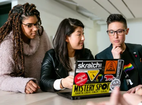 Mensen kijken naar laptop
