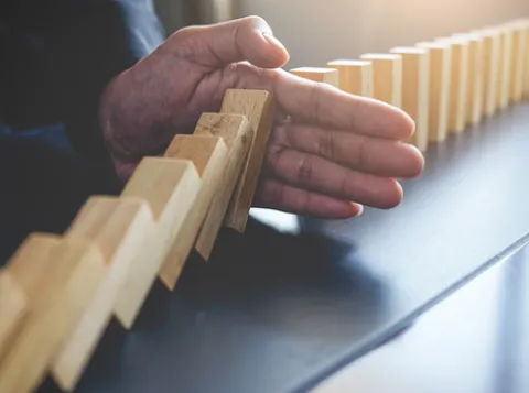 Domino-effect van vallende blokken als achtergrondfoto
