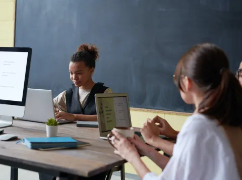 Digitaal klaslokaal met leerlingen met computers en laptops
