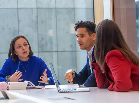 Afbeelding van studenten Rechtsgeleerdheid in het Grotiusgebouw