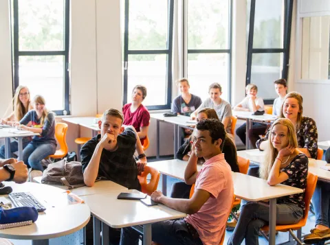 Leraar voor klas met leerlingen