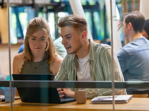 Studenten aan het werk op de campus van de Radboud Universiteit