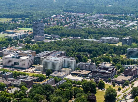 Een luchtfoto van de campus van de Radboud Universiteit