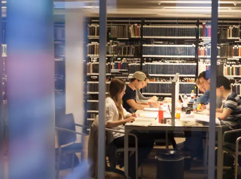 Studenten die studeren in de Universiteitsbibliotheek