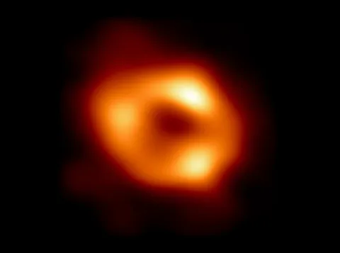 Eerste foto van Sagittarius A*, het zwarte gat in de Melkweg