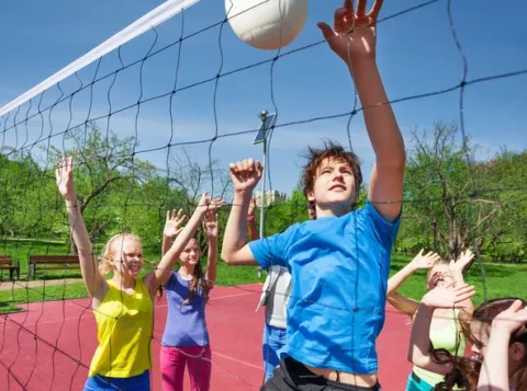 Kinderen spelen volleyball