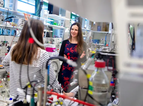 Laura van Niftrik in laboratorium