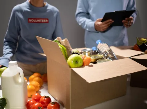 Studenten met box vol boodschappen