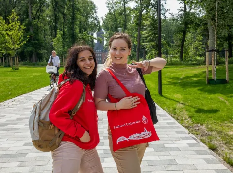Twee studenten buiten op de campus
