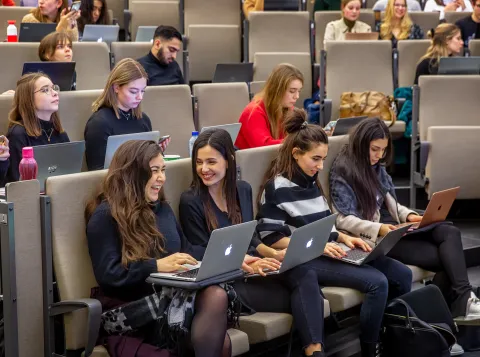 studenten in collegezaal