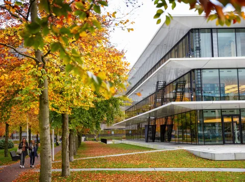 Exterieur van het Grotiusgebouw in de herfst
