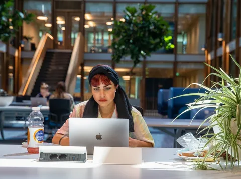 Student aan het werk op de laptop in Maria Montessori