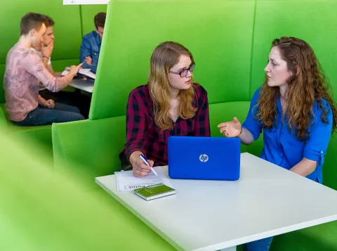 Studenten in gesprek