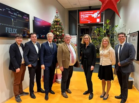 Burgemeester Hubert Bruls bij HFML-FELIX
