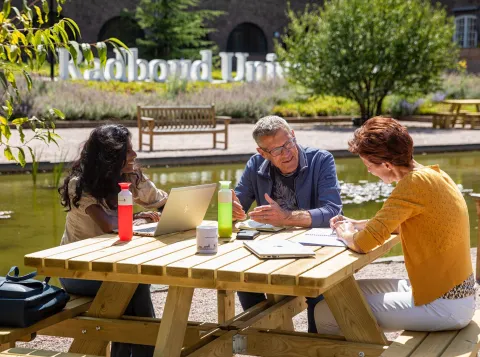 Medewerkers aan het werk op de campus