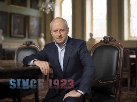 Foto van Michael Sandel zittend op een stoel
