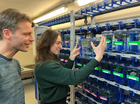 Sophie Raterman met begeleider Juriaan Metz in de Zebravis faciliteit