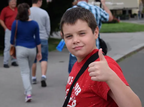 Stockfoto van een jong kind met zijn duim omhoog