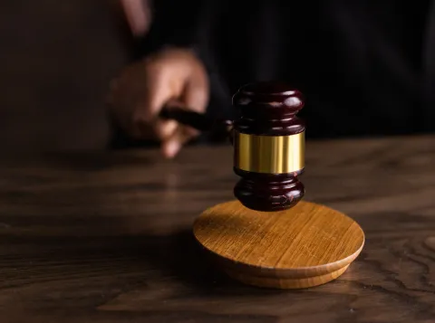 Rechter die rechter hamer vasthoudt