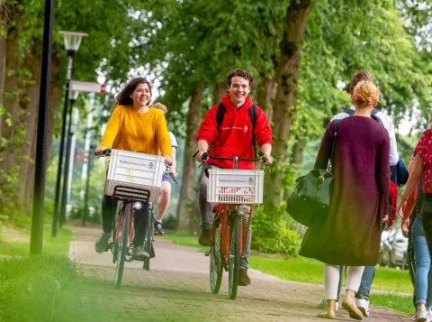 twee fietsende studenten