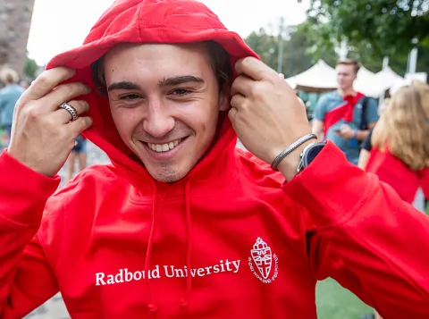 Boy in Radboud hoodie during the Radboud Intro