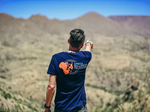 1.AMT-teamlid wijst naar de Gamsberg in Namibië. 