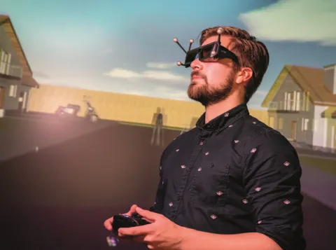 Persoon doet wetenschappelijk experiment met VRbril
