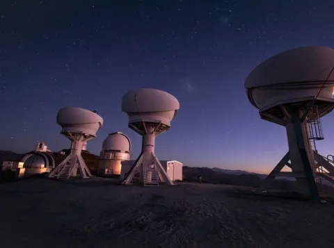 De BlackGEM- array, bestaande uit drie nieuwe telescopen op ESO's La Silla-sterrenwacht, is in gebruik genomen. De telescopen scannen de zuidelijke hemel om op jacht te gaan naar de kosmische gebeurtenissen die zwaartekrachtgolven produceren, zoals de samensmelting van neutronensterren en zwarte gaten.