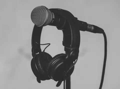 Microphone and headset