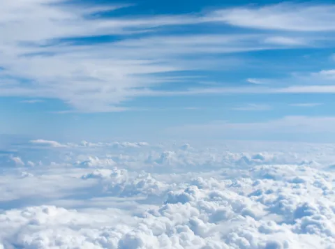 blauwe lucht en wolken