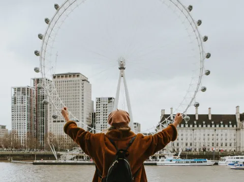 Vrouw die staat voor de London Eye
