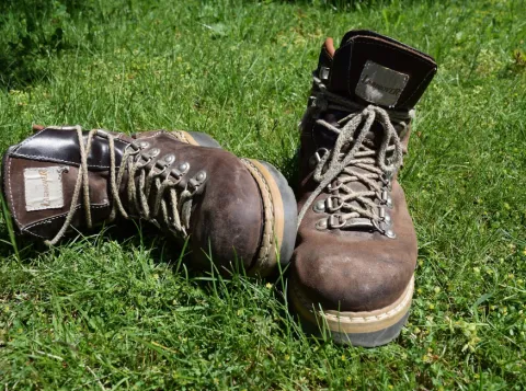 Bruine wandelschoenen in het gras
