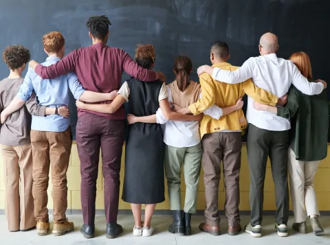 Diverse groep mensen van de rug gefotografeerd