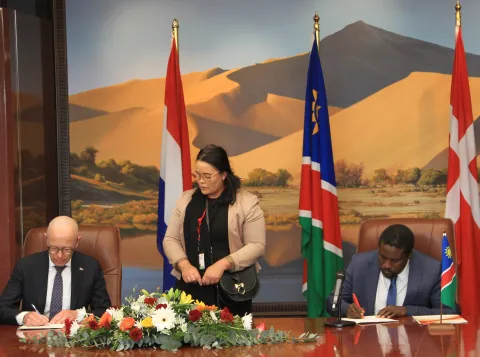 Kenneth Matengu, Vice-Chancellor of the University of Namibia and Daniël Wigboldus, President of the Executive board of Radboud University sign the framework agreement