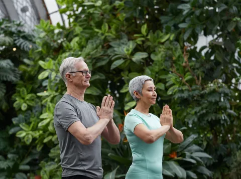 Ouderen die yoga beoefenen