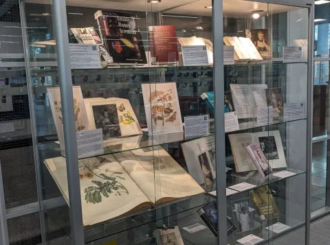 Vitrinekast in de Library of Science met speciale collecties