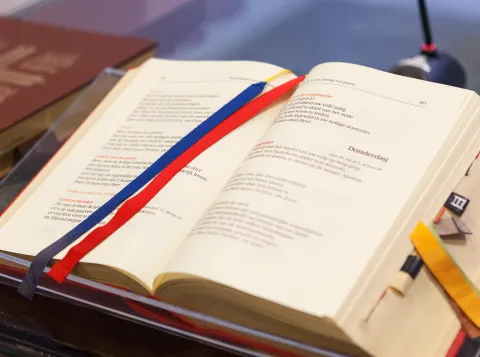 Een foto van de bijbel tijdens een viering