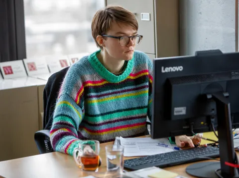 Onderzoeker aan het werk achter computer