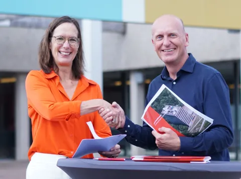 Agnes Muskens en Dick de Gunst hebben de overeenkomst gesloten