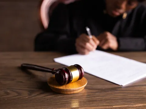 Rechter met een notitieblok en een hamer