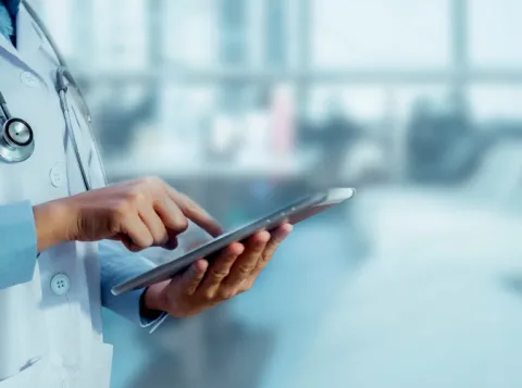 Arts raakt tablet aan. Concept medische technologie.