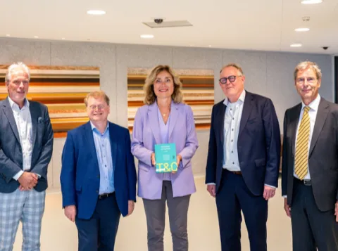 Overhandiging Grondwet en Statuut