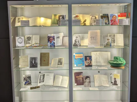 Vitrinekast in de Library of Science