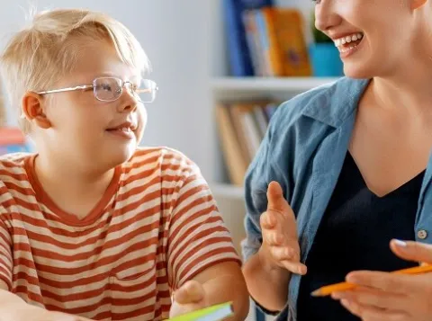 teacher using adaptive teaching techniques