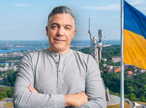 Man voor een stad in Oekraïne