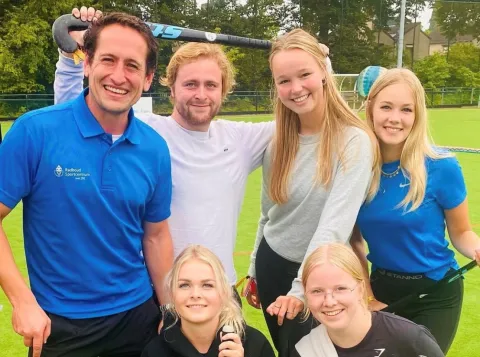 Studenten op een hockeyveld